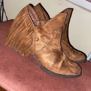 Not rated women’s boots, size 8.5
